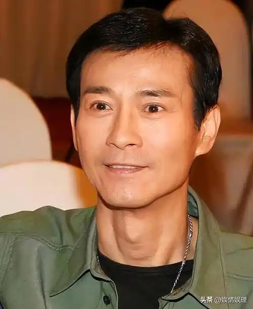 1963年,16岁的郑少秋因为长相帅气而被香港当地的南国训练班看中,并