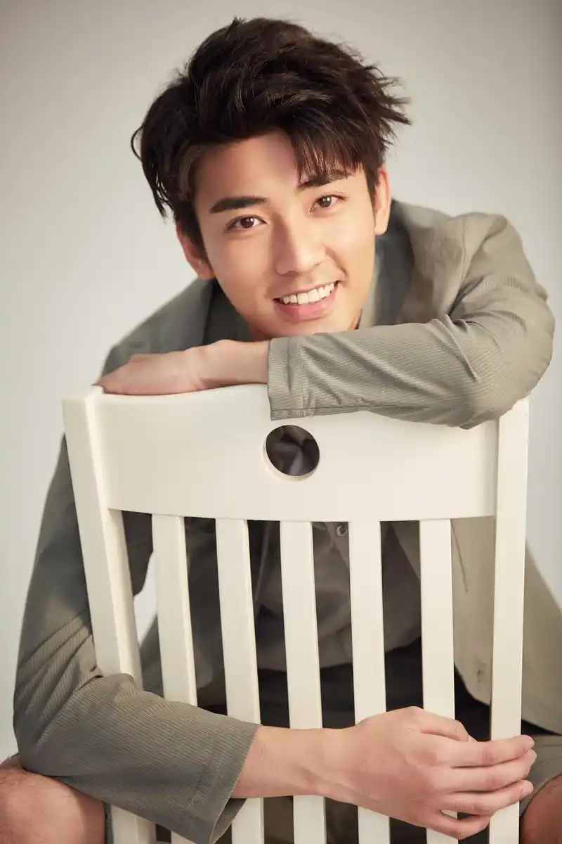 张瀚文《青春须早为》杀青 青春梦醒开启下个旅程