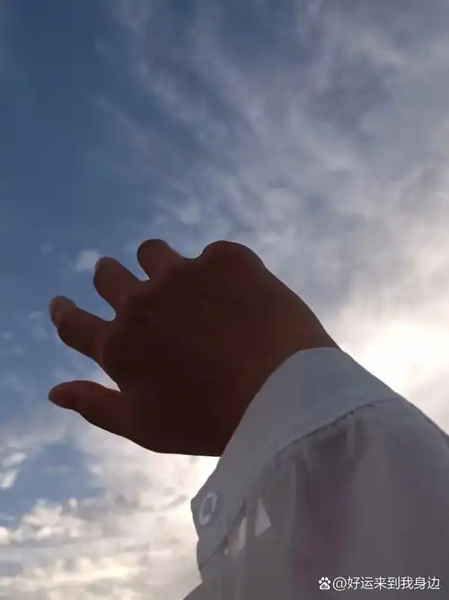 " 他却认真说:"你没发现吗?宿舍是