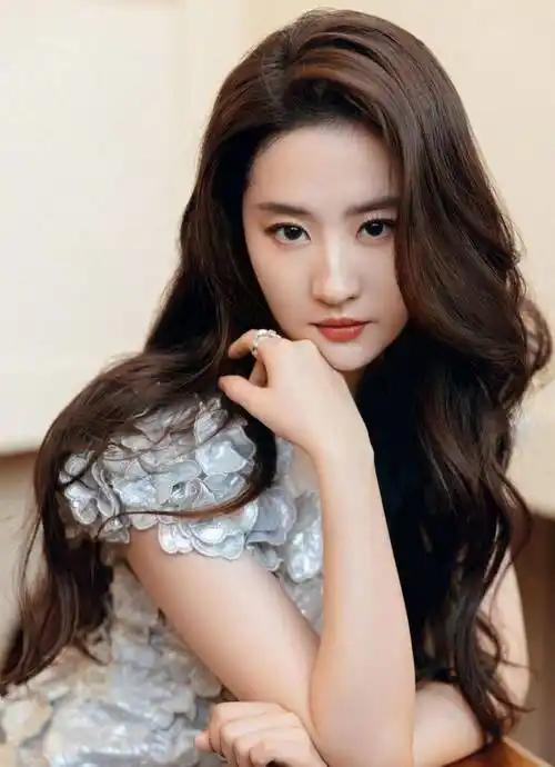 明星写真:刘亦菲绝美深v花瓣礼服长裙时尚照,雍容华贵气质优雅