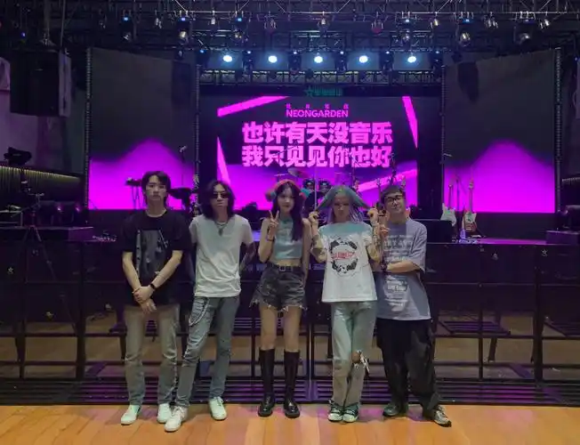 出门前:今天要和聪聪比美合完照:真的比不过女明星btw 聪聪的拥抱真的