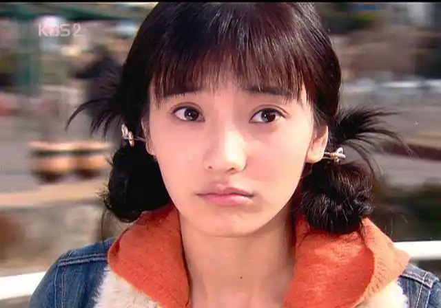 《蓝色生死恋》走入大众视线,之后接连又出演了《豪杰春香》,《花样