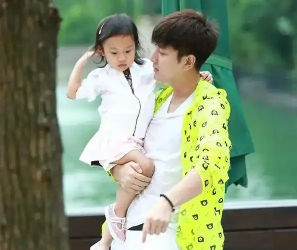 贾乃亮40岁生日,甜馨送奖杯认证最好爸爸,父女模样似复制粘贴