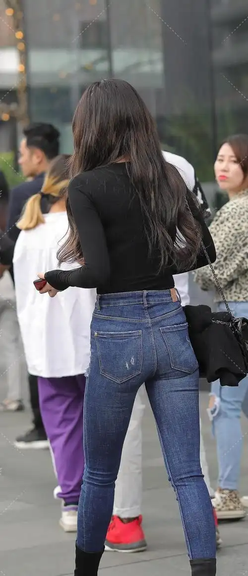 黑色修身上衣与破洞高腰牛仔裤,穿出你的完美身材!