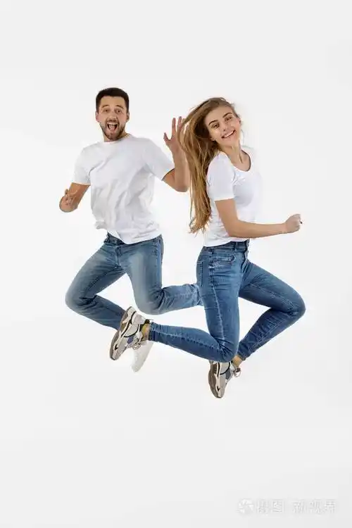 一对穿着休闲服装跳跃的情侣的全身肖像照片-正版商用图片27g801-摄图