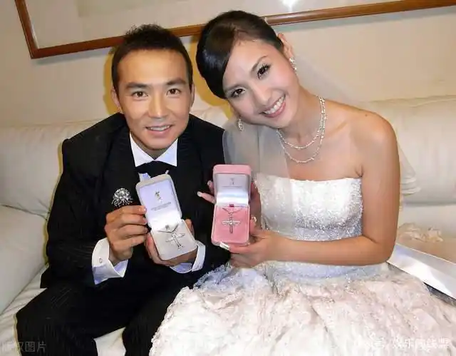 刘畊宏的坚爱情史与妻子相爱22年零绯闻50岁靠直播健身成顶流