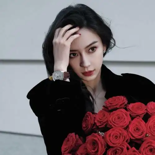 baby生日前夕晒美照,笑容甜美如初恋,疑期待复出引争议