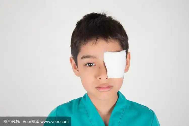小男孩眼睛痛,用绷带盖住