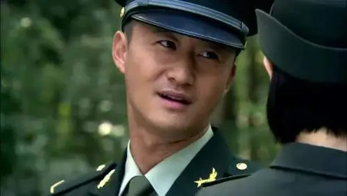 特种兵之利刃出鞘吴京图片何晨光正在祭拜他的父亲吴京特种兵何成光