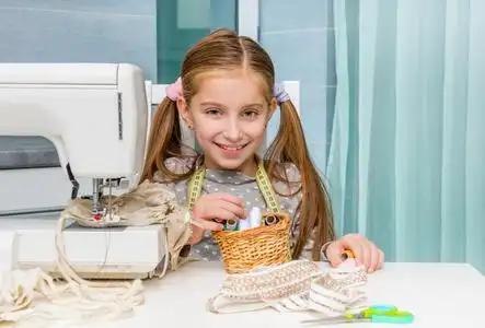 小裁缝用篮子和缝纫机中的线程照片