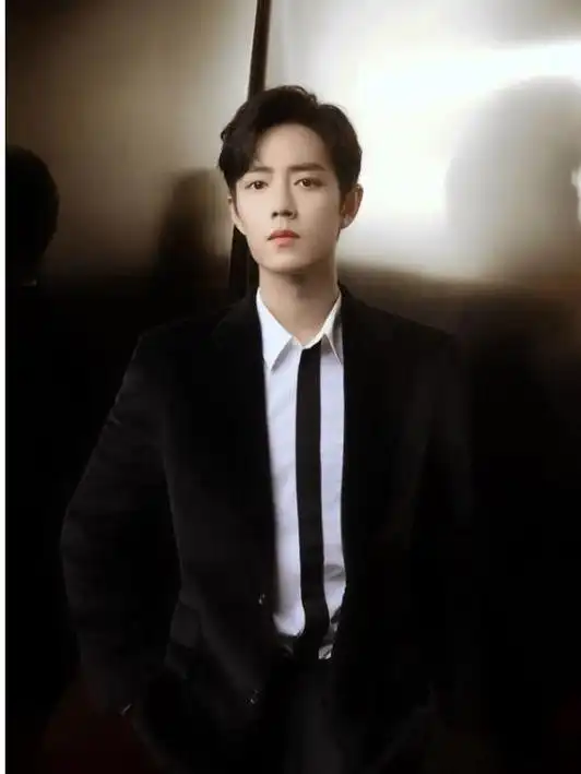 肖战提前抵达上海准备微博之夜舞台活动,身穿白衬衫,戴着金丝眼镜