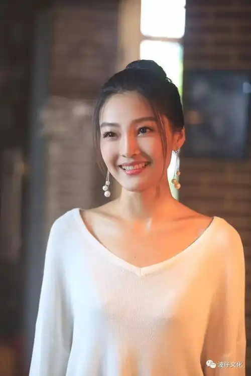 "假想夫妻"的电视剧,《追婚男女》中由林晓凡饰演的农村小青年朱一鸣