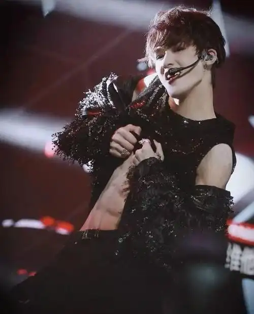 这位小哥哥只是不爱露而已.可甜可盐,范丞丞的力量也不容小觑.