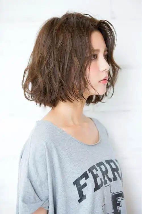 展现随性的10种不同长度中分卷发推荐发型