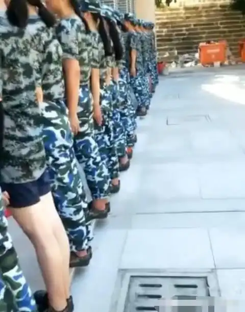 奇闻军训女生被罚站台阶瞧到冰袖和短裤装备网友充钱了吧