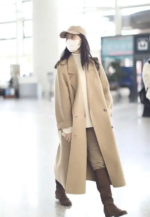 高圆圆现身机场,翻领羊绒大衣搭长筒靴,时尚优雅又显气质