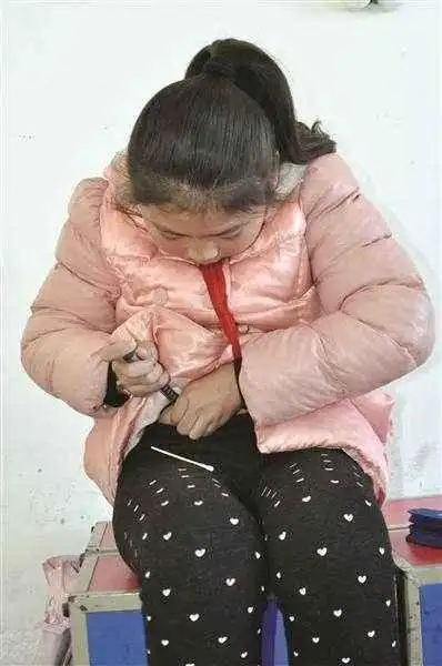 11岁女孩患糖尿病3年每天分4次测血糖并打胰岛素最终扎到手抖