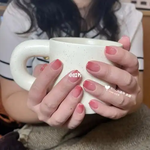 裸粉色渐变美甲