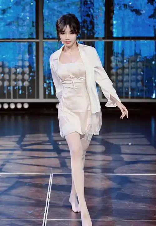 许杨玉琢-snh48女团成员-吊带白丝袜舞台绝美盛宴-图片分享_演出_观众