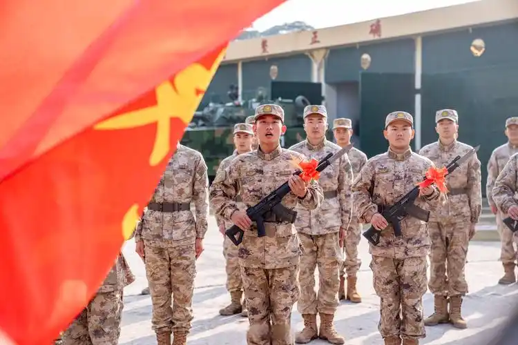 生效东部陆军陆军军装新兵陆军部队喝壮行酒图片8611部队349团照片