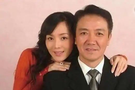看完李幼斌的妻子,再看何政军的妻子,网友:赵政委真是捡了个宝_范雨