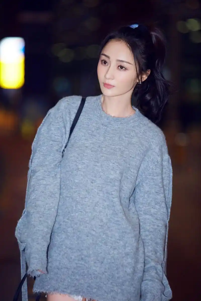 姚笛现身机场酷劲十足 帅气冬日look俏皮率性