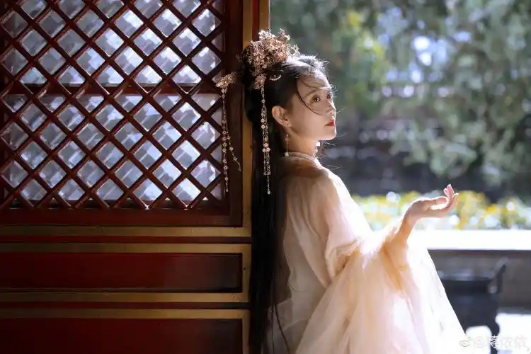 蒋依依穿古装甜美动人身披轻纱发丝飞扬