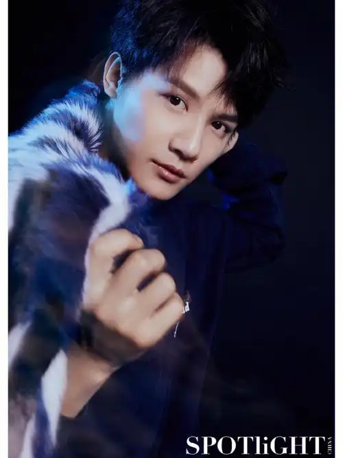 者郑业成先生,他之前的微博和采访真的好傻,给未来女朋友的昵称是屎屎