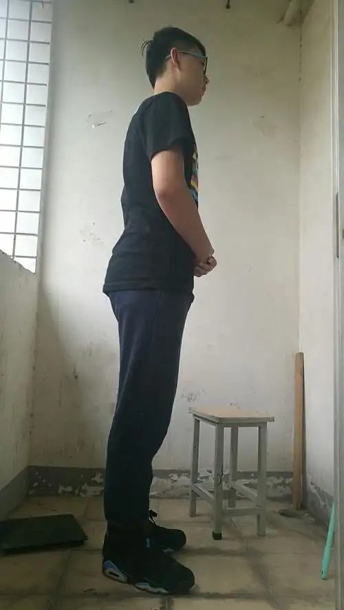 腹前指握式站姿  侧面