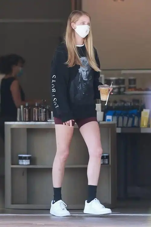 艾比·钱皮恩街拍:人像卫衣骑行短裤 nike小白鞋大秀美腿