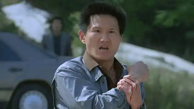 但是在香港影视圈,有一位"龙套皇帝",他曾搭档张国荣,周润发,梁朝伟