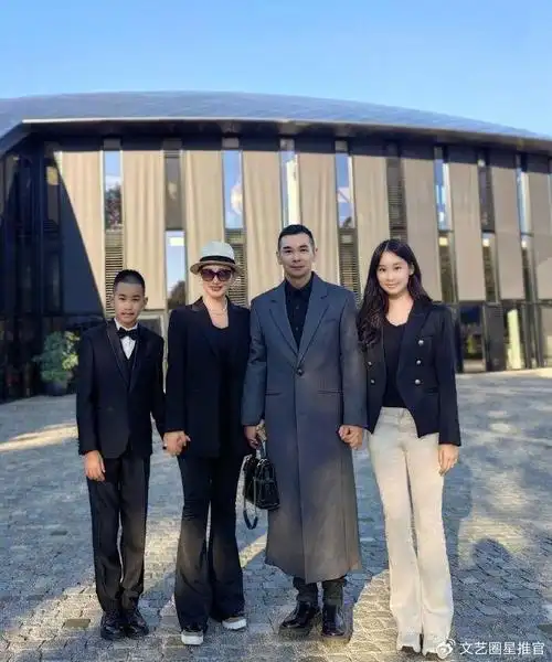 赵文卓感慨儿子离巢上学晒照留恋,一家共用一张脸,都是一身正气