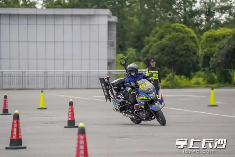 这不是特技表演,是长沙特警铁骑的摩托比武|长沙市_新浪财经_新浪网
