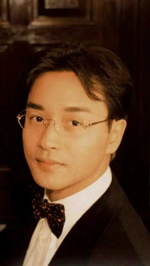 荣亲们都来说一说大家认为哥哥张国荣的颜值巅峰是在什么时候吧