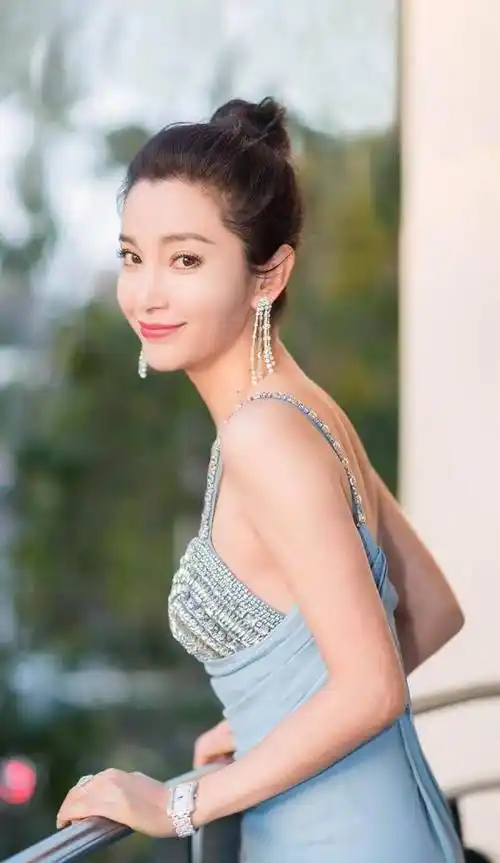 冯小刚捧红她,成龙接力捧,洪金宝为何也偏爱她?