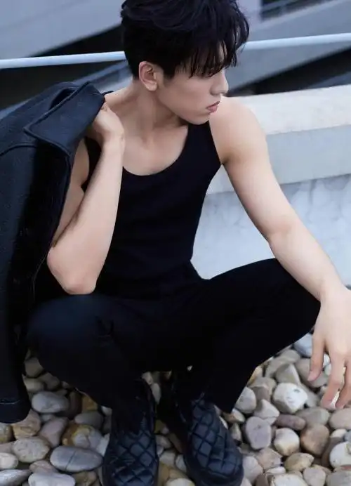 王子异天台大片公开展现好身材 这body是我们免费能看的吗?