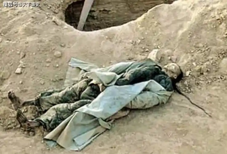 新疆火焰山发现5具干尸,官帽长辫酷似"僵尸",路人慌忙报警