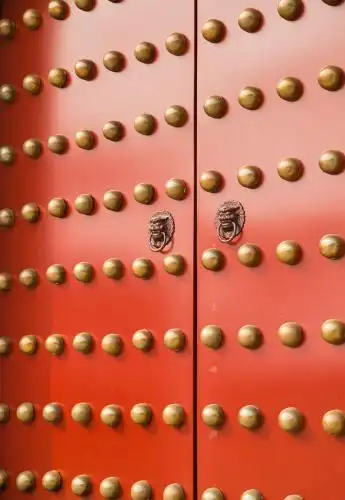 中式传统的红色大门