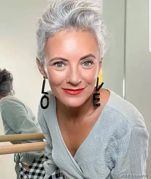 原创上了年纪白发再多也别染学学这些老人的发型时髦洋气又显年轻