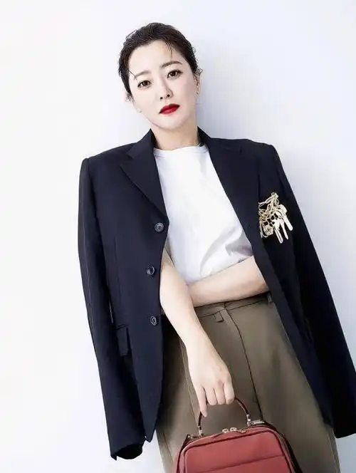 又被金喜善惊艳了,穿芭比粉西装也不俗气,配"拖把裤"好显气质_颜色