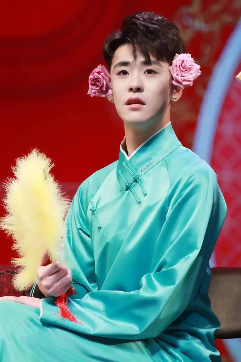 张云雷带花造型图片小盘点!