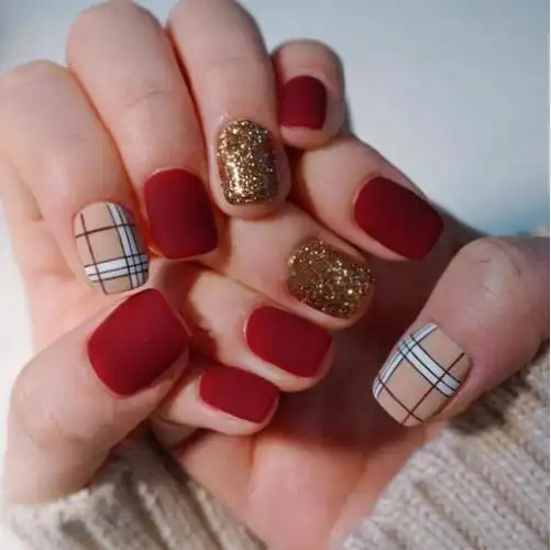 磨砂的质地也很具有"高级感",虽然降低了指甲的光亮度,但是低调的磨砂