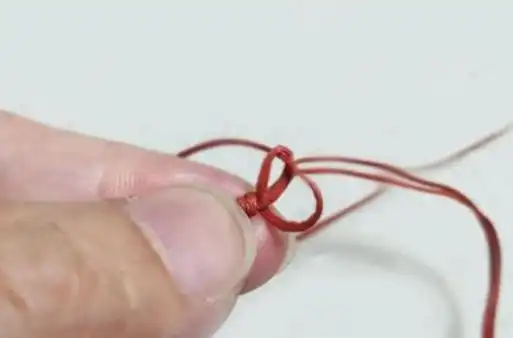 项链的编织方法1,准备编翡翠项链的材料,所需要的有合适长度的绳子