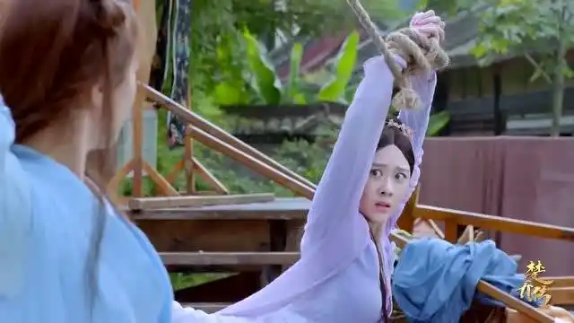 打斗过程中星儿把锦烛捆了起来,并把她吊起来