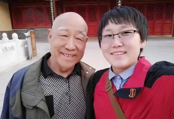 因患病后被医治,山东女大学生嫁73岁老中医,还生下一