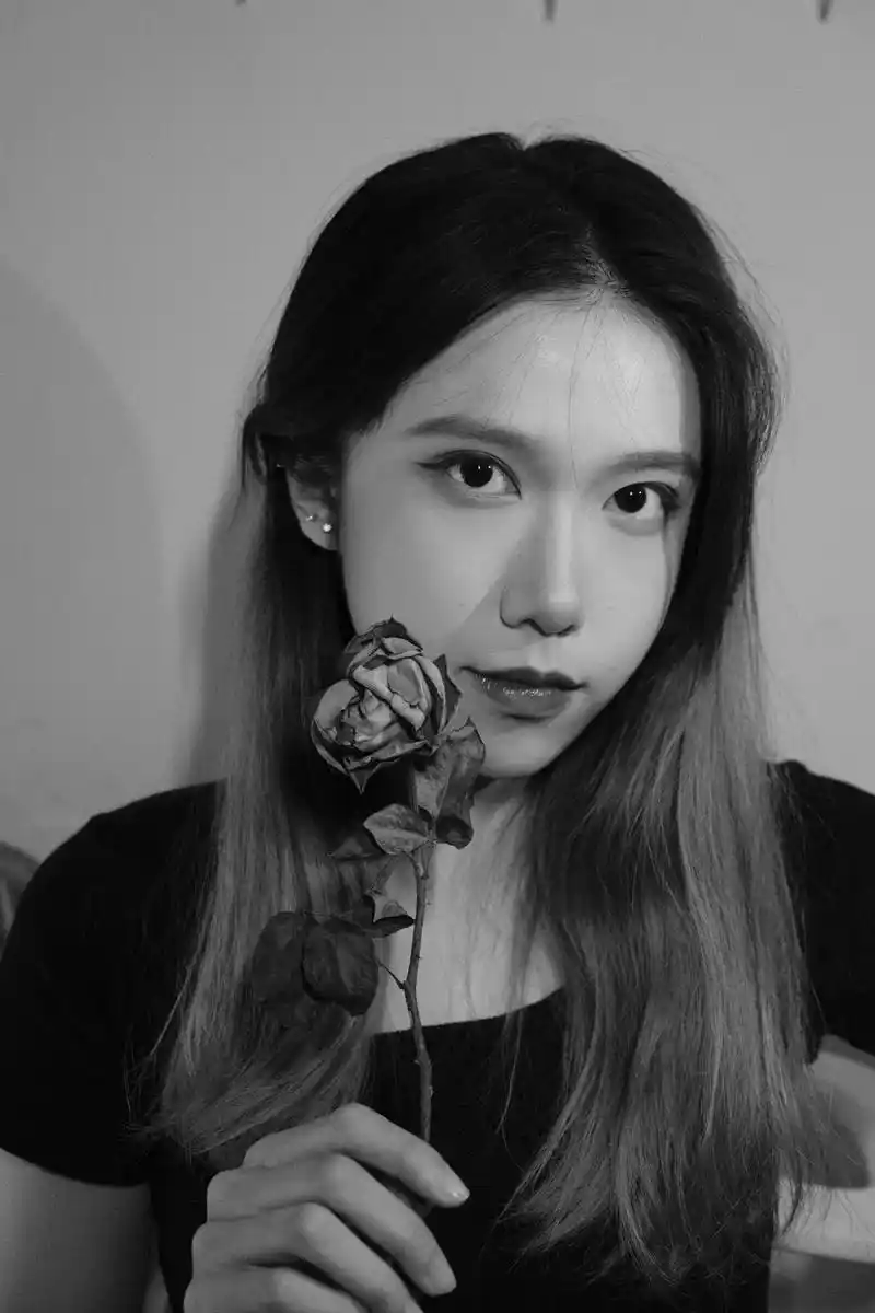 我和玫瑰.#黑白系 #摄影 #分享照片 #复古 - 抖音
