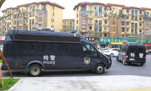 南充市政法委组织特警大队在顺庆,嘉陵,高坪三区维稳演习