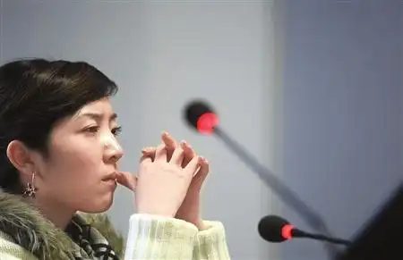 谭静出庭 "说我半裸体坠楼赔20万"