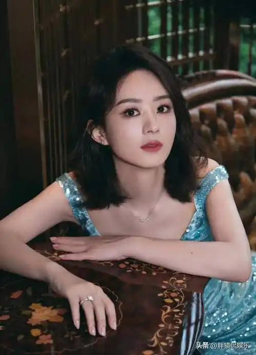 赵丽颖一身蓝色长裙,配上齐肩短发和甜美的笑容,魅力四射.