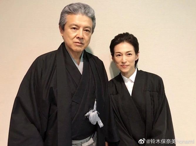 今年已经69岁的三浦友和,满头银发,身材也微微发福,与年轻时的小鲜肉